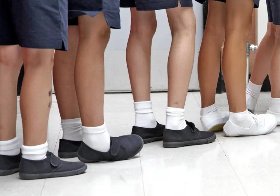 Old-fashioned plimsolls with flat soles are better for kids’ feet